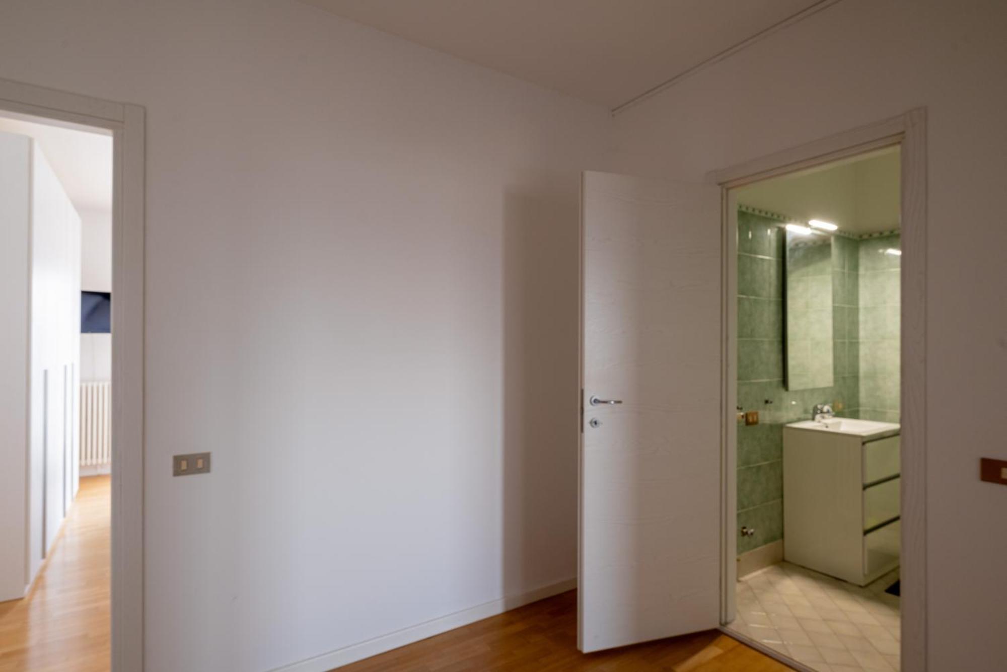 Apartment Station - Bright With Balcony!