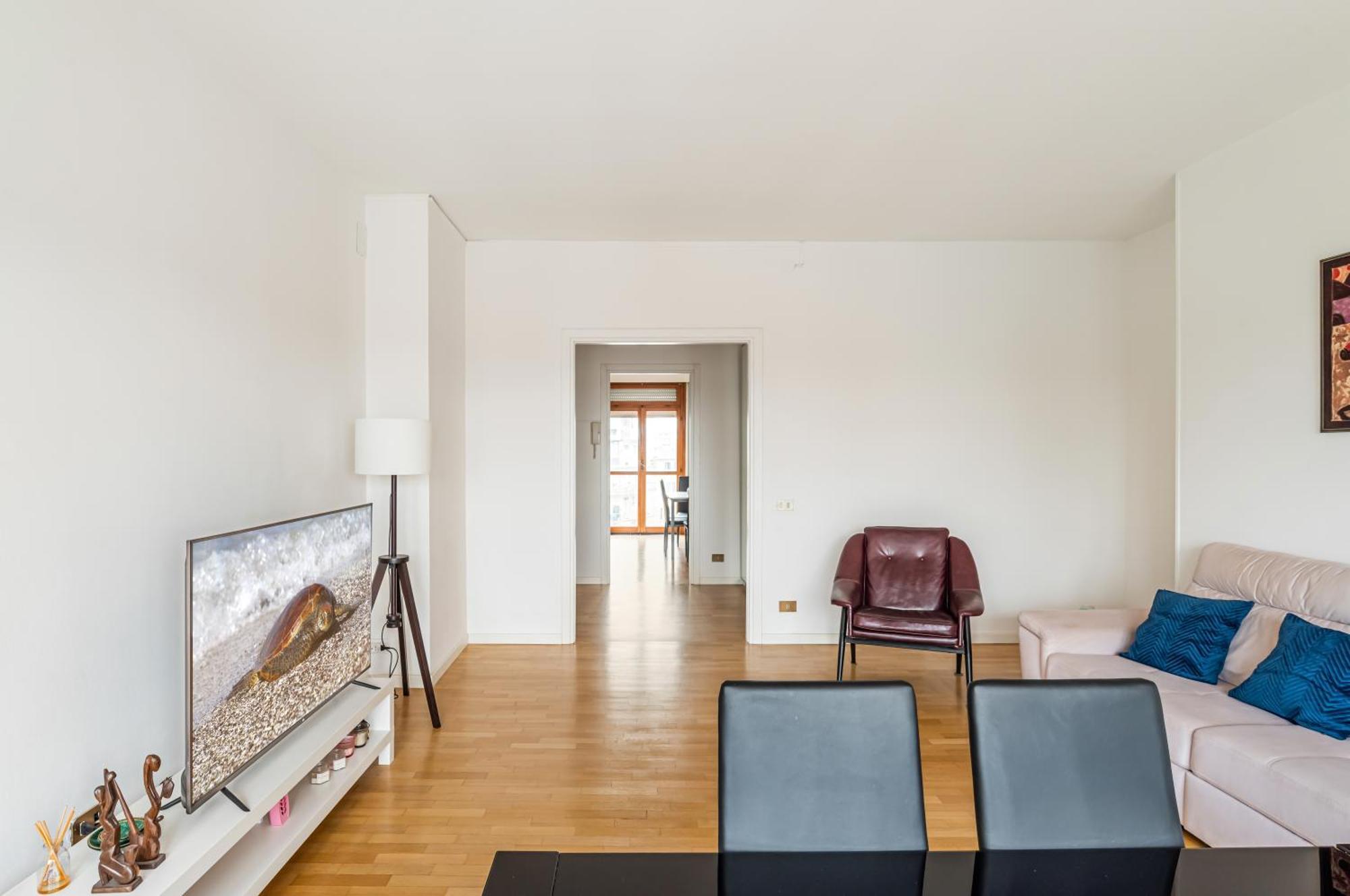 Apartment Station - Bright With Balcony!