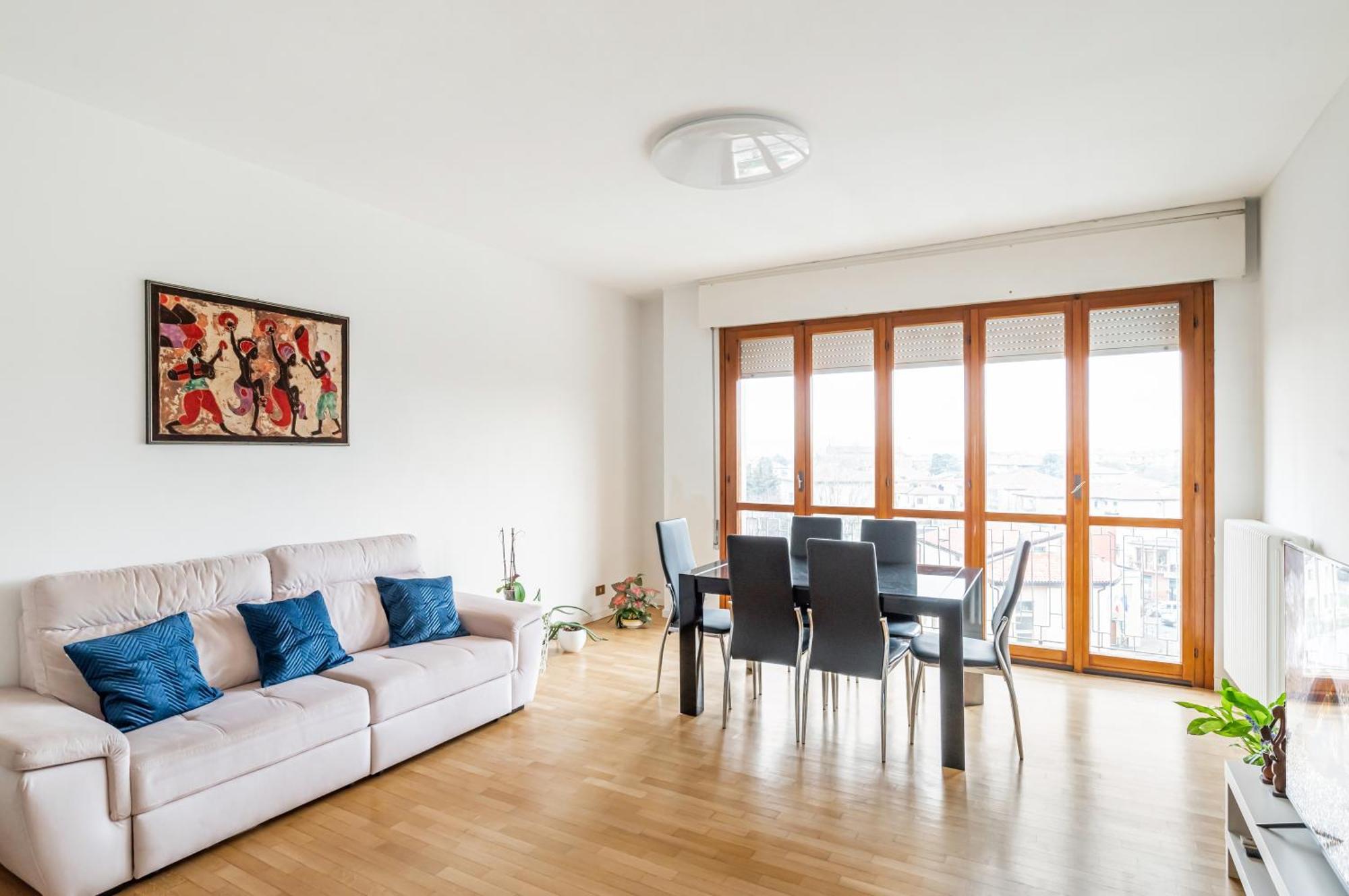 Station - Bright With Balcony! Apartment